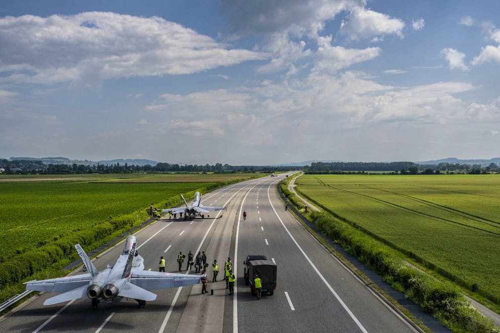 Due aerei da combattimento F/A-18 atterrati sono in servizio sul tratto autostradale della A1 durante l'esercitazione dell'esercito Alpha Uno, mercoledì 5 giugno 2024, sul tratto autostradale della A1 a Payerne.