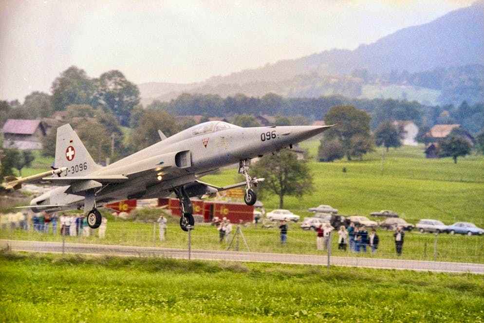 Esercitazioni storiche delle forze aeree sulle autostrade svizzere. Il 3 settembre 1988, le Forze aeree svizzere hanno tenuto una manovra chiamata "NOSTRA" sull'autostrada A8 vicino ad Alpnach OW. Qui decolla un F-5 Tiger.