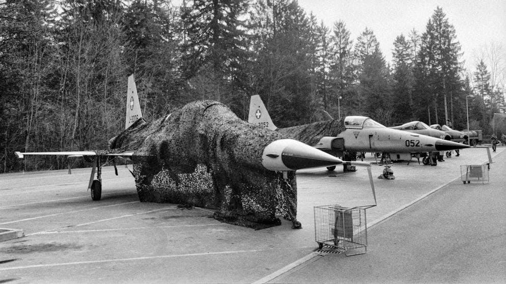Esercitazioni storiche delle forze aeree sulle autostrade svizzere. Il camuffamento dei jet poteva ancora essere esercitato.