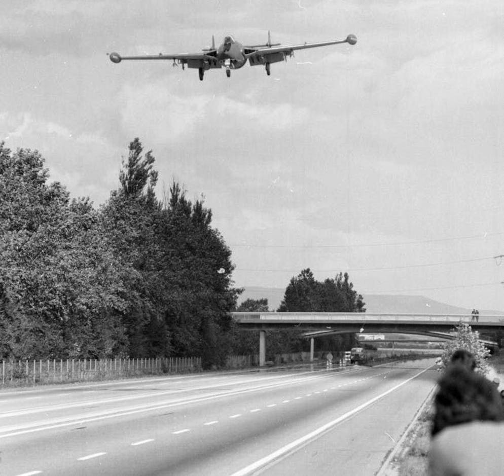 Esercitazioni storiche delle forze aeree sulle autostrade svizzere. Jet da combattimento Venom DH-112 delle Forze aeree svizzere decollano e atterrano il 16 settembre 1970 nell'ambito dell'esercitazione "STRADA" su un tratto ...