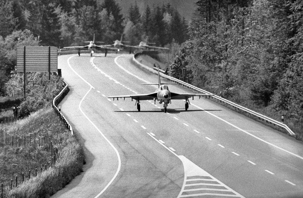 Esercitazioni storiche delle forze aeree sulle autostrade svizzere. Il 1° giugno 1978, l'aeronautica militare si esercita su un "tratto autostradale di seconda classe con solo due corsie", scrive l'agenzia fotografica. Il luogo: l'autostrada A8 nell'area di Alpnach OW.
