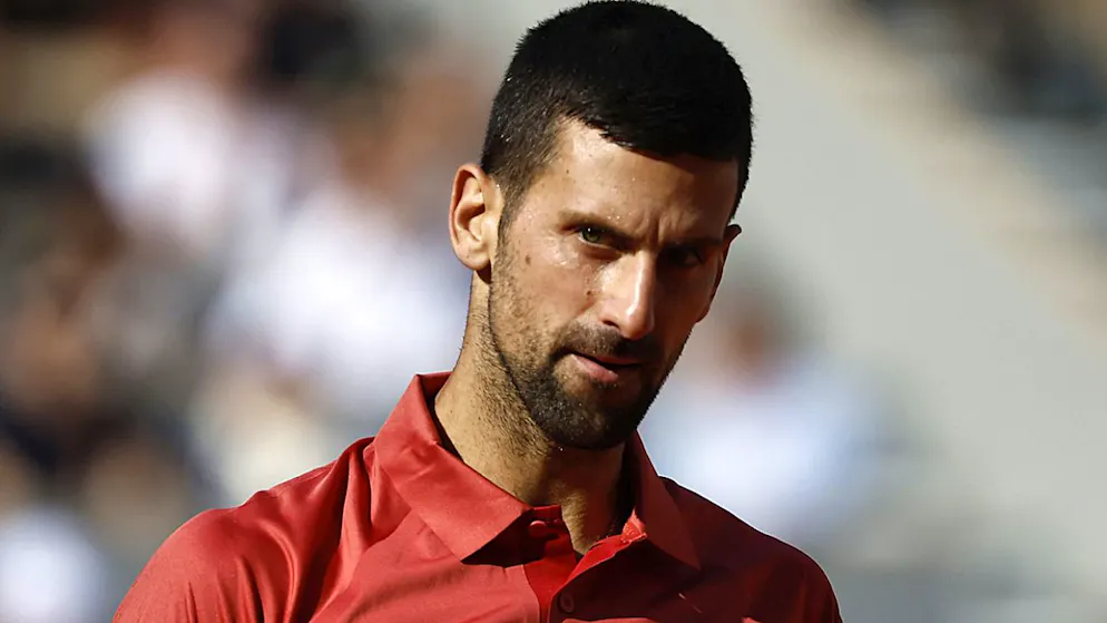 Djokovic ha dovuto lasciare il Roland Garros in seguito a un infortunio al ginocchio.