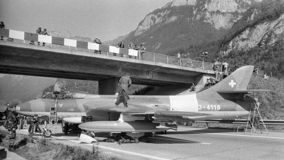 Esercitazioni storiche delle forze aeree sulle autostrade svizzere. Le Forze aeree svizzere avevano in dotazione fino a 160 Hawker Hunter. Il jet è stato utilizzato fino al 1994.
