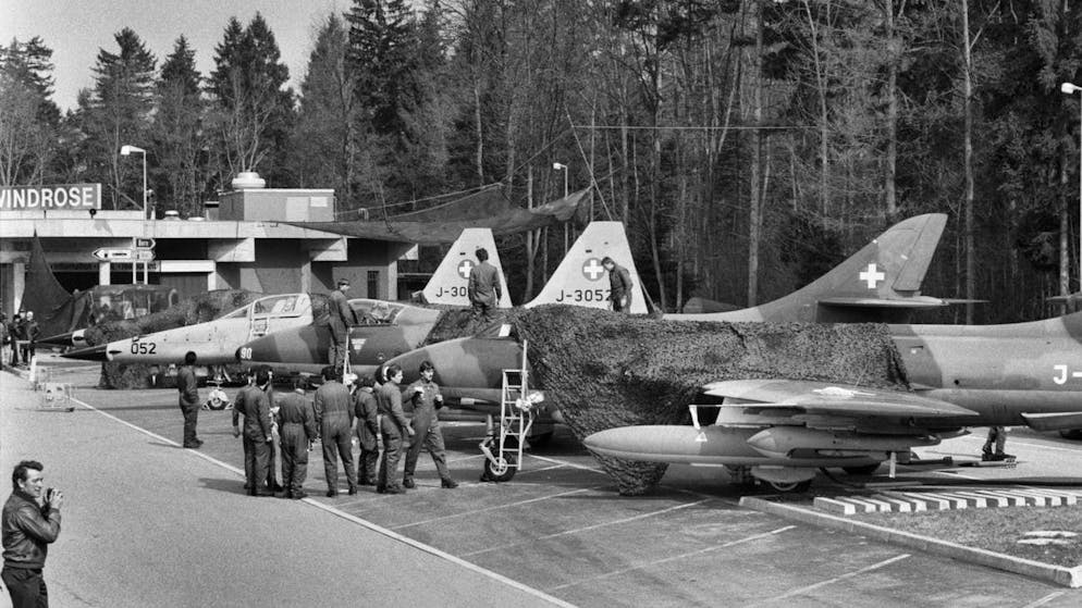 Esercitazioni storiche delle forze aeree sulle autostrade svizzere. Jet da combattimento che si esercitano sull'autostrada vicino a Münsingen BE nel marzo 1982.