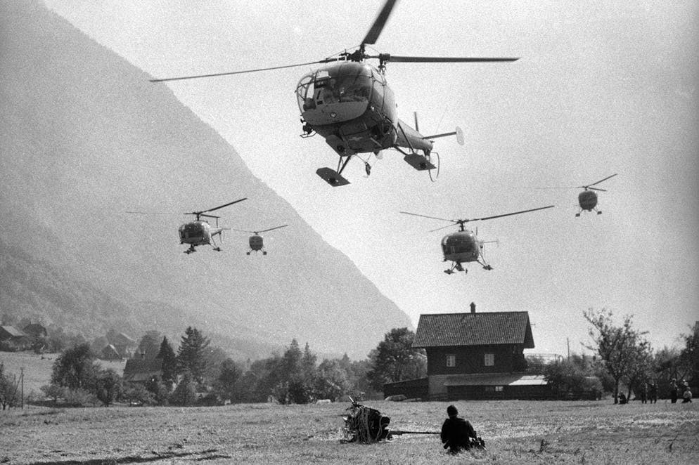 Esercitazioni storiche delle forze aeree sulle autostrade svizzere. Anche gli elicotteri sono utilizzati nell'esercitazione "NOLA".