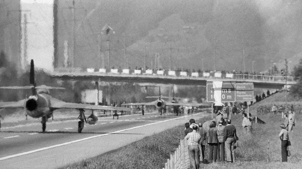 Esercitazioni storiche delle forze aeree sulle autostrade svizzere. Gli spettatori mostrano un vivo interesse per la manovra autostradale.