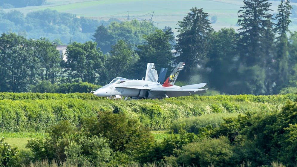 Kampfjets auf der A1. «Eine dezentralisierte Armee ist erfolgreicher»