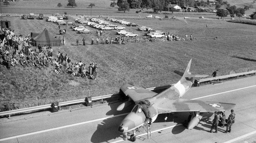 Esercitazioni storiche delle forze aeree sulle autostrade svizzere. Gli spettatori hanno una buona visuale dell'azione dai posti designati.