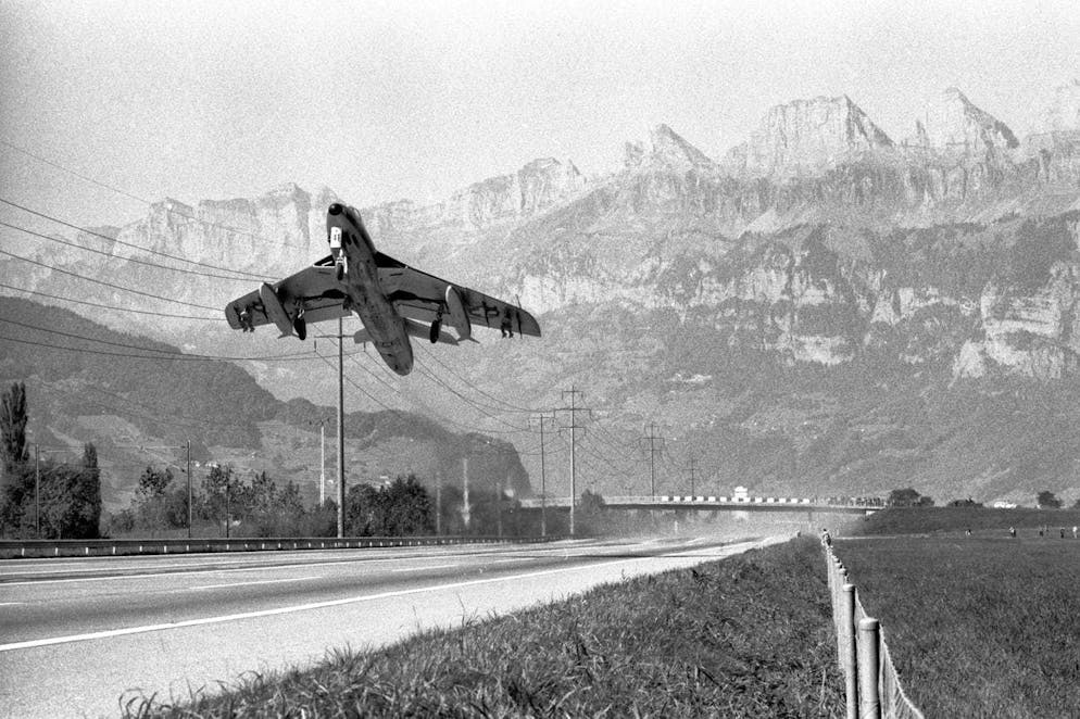 Esercitazioni storiche delle forze aeree sulle autostrade svizzere. Decollo di un Hawker Hunter.