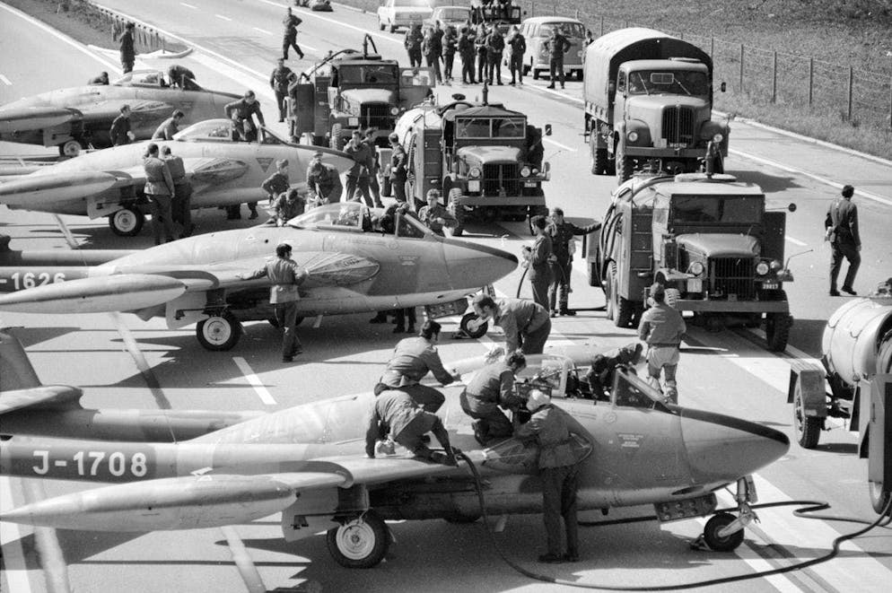 Esercitazioni storiche delle forze aeree sulle autostrade svizzere. ... dell'autostrada A1 nei pressi di Oensingen SO, dove vengono riforniti di carburante e ricaricati di munizioni dagli equipaggi di terra.