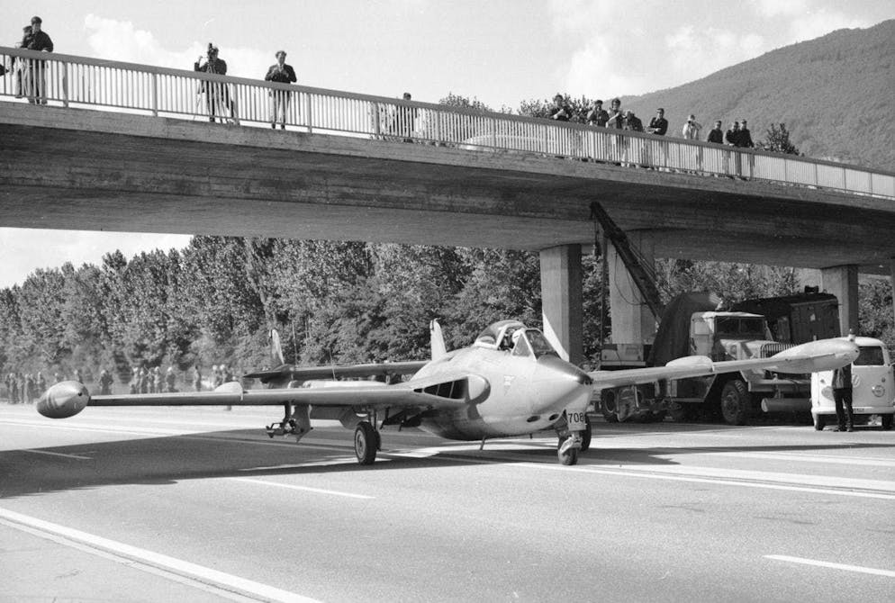 Esercitazioni storiche delle forze aeree sulle autostrade svizzere. Il de Havilland Venom DH-112 fu costruito su licenza in Svizzera e volò fino al 1984 circa.