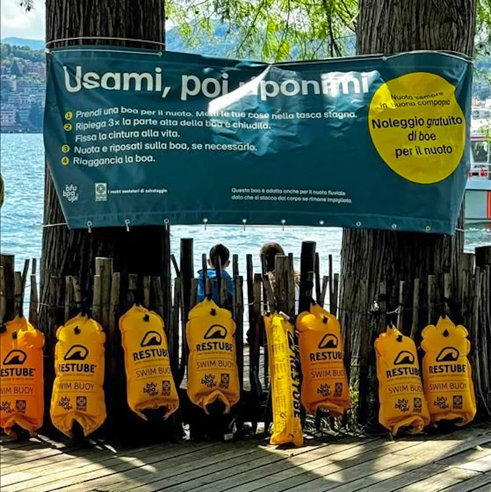 Noleggio gratuito di boe per il nuoto