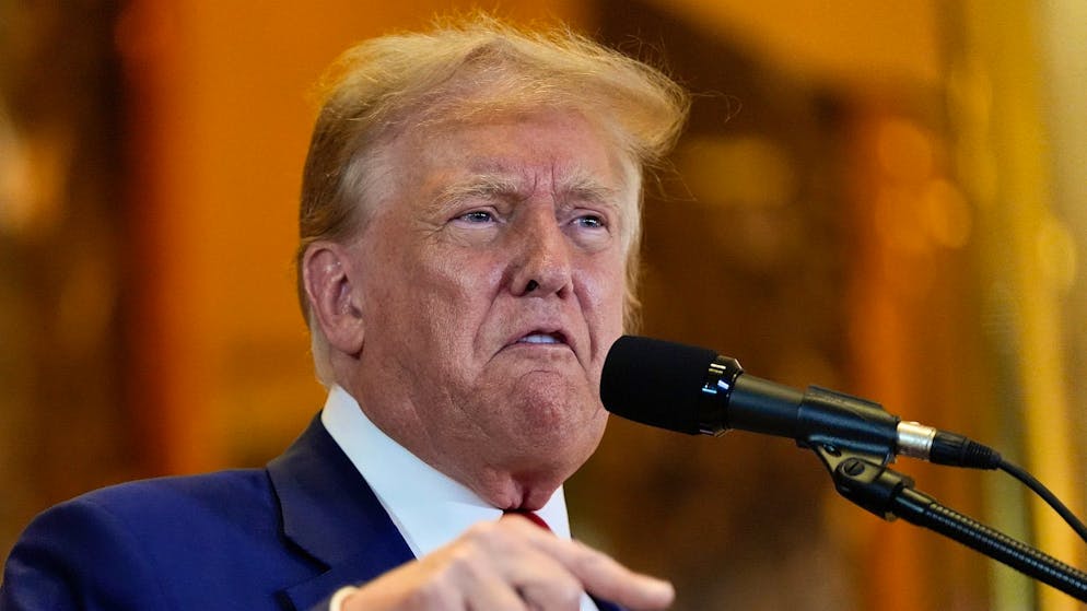 Donald Trump prahlt gerne mit seinen angeblichen geistigen Fähigkeiten. Bei einer Rede in Detroit unterlief dem Ex-Präsidenten dabei eine peinliche Verwechslung.