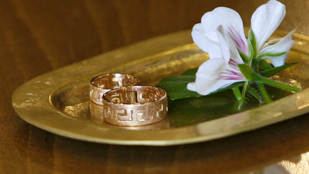 Couples will once again be able to bear a double family name (archives). wedding: return double surname approved