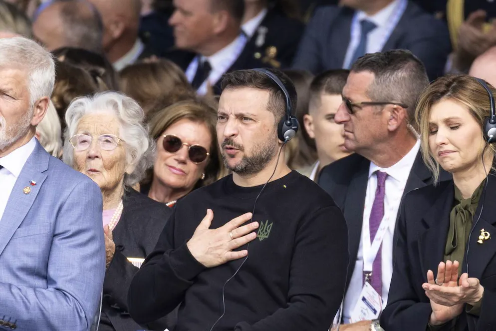 Il presidente ucraino Volodymyr Zelensky reagisce durante il discorso del presidente francese Emanuel Macron alla cerimonia commemorativa con decine di capi di stato e oltre 200 veterani per l'80° anniversario dello sbarco del D-Day in Normandia a Omaha Beach.
