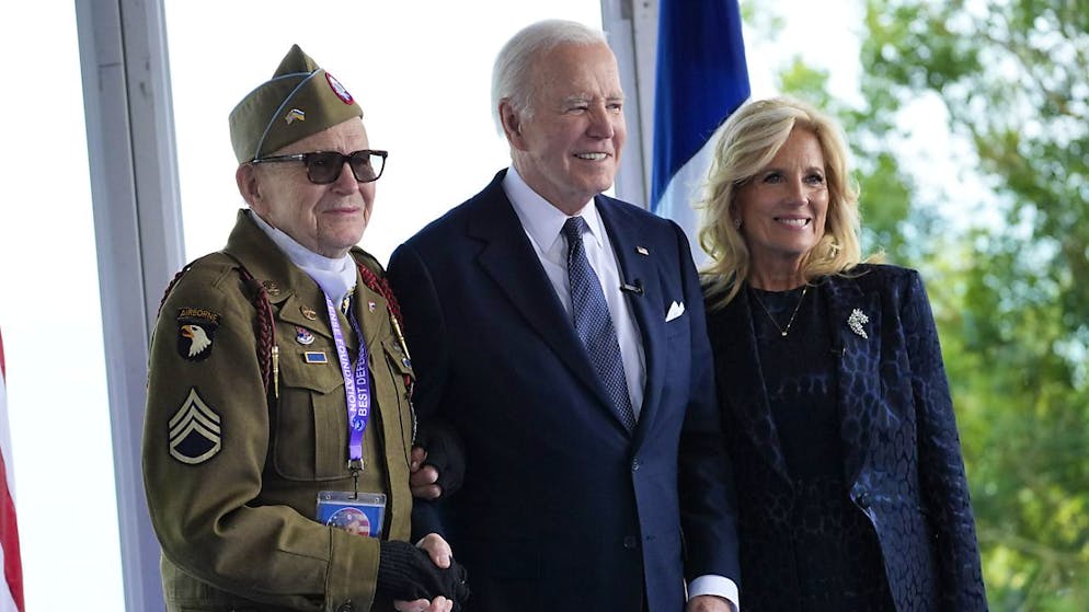 Celebrazioni del «D-Day». Joe Biden incontra i veterani sulle spiagge della Normandia