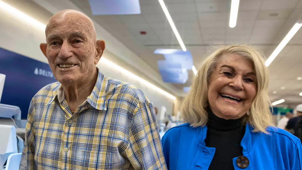 Dopo le celebrazioni del D-Day. Veterano americano di 100 anni sposa la sua fidanzata di 96 in Francia