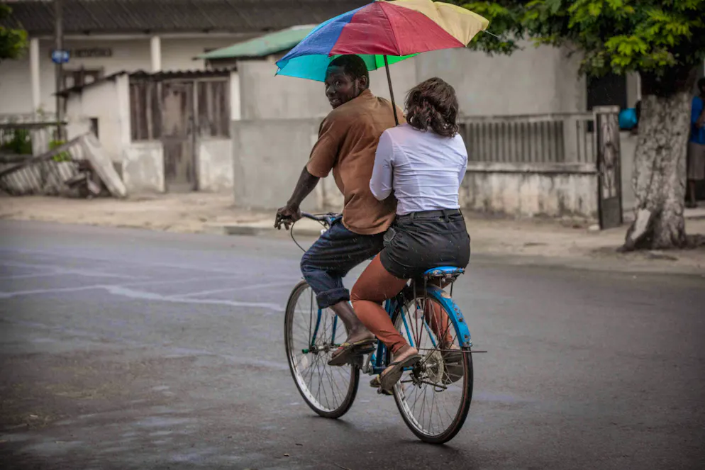 Ecco le dieci città più a misura di pedone al mondo. 1. POSTO: Il primo posto spetta all'unica città non europea: Quelimane in Mozambico. Questa località portuale, nota anche come «città delle biciclette», è stata la prima in Africa orientale a costruire piste ciclabili. Ben il 91% della popolazione si sposta a piedi o in bicicletta. L'auto è inaccessibile per la maggior parte delle persone ed è vista più come uno status symbol. L'alta presenza di pedoni e biciclette fa di Quelimane una pioniera delle città a misura di pedone.