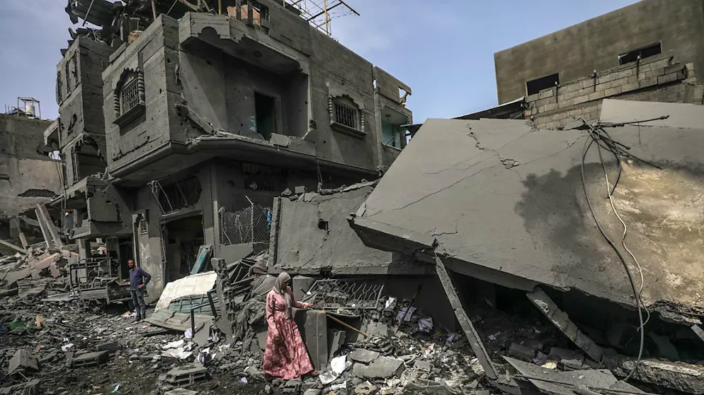 Case distrutte al campo profughi di Al Maghazi in seguito a un attacco aereo israeliano  (foto d'archivio)