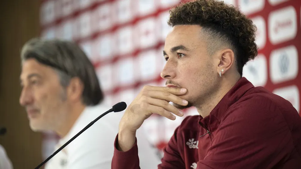 Ruben Vargas, (destra) in conferenza stampa con il selezionatore Murat Yakin (dietro).