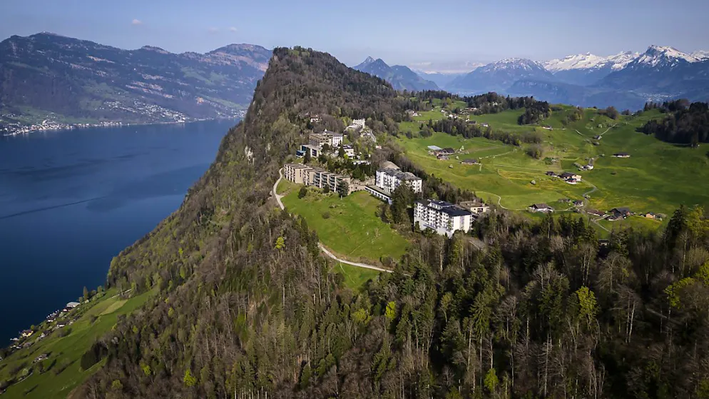 Il resort di lusso del Bürgenstock, dove si terrà la conferenza sulla pace in Ucraina dal 15 al 16 giugno.