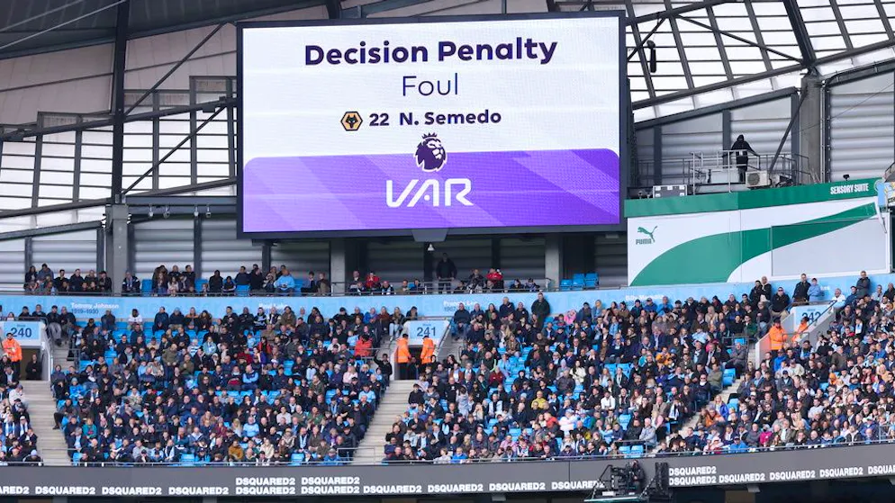 La Premier League ha deciso: il VAR rimane, ma deve essere migliorato.