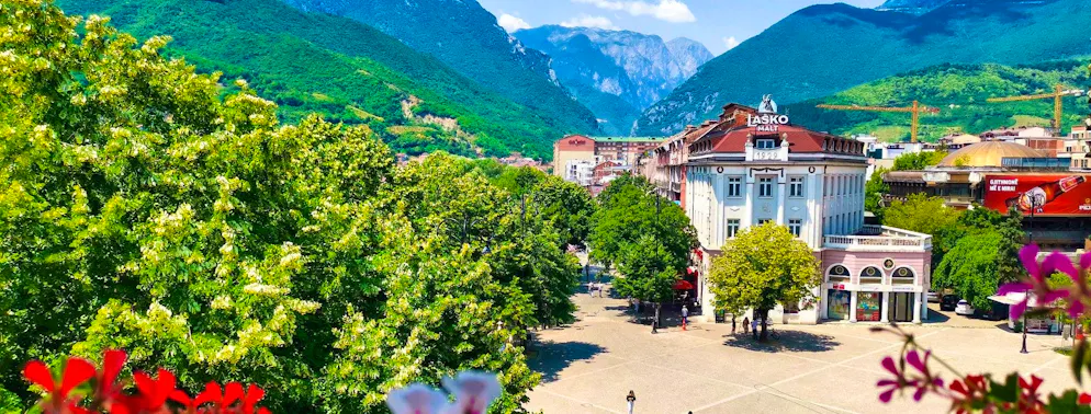Ecco le dieci città più a misura di pedone al mondo. 2. POSTO: Peja, in Kosovo, si aggiudica il secondo posto. Con poco meno di 100.000 abitanti, è una delle città più grandi del Paese. Il fiume Bistrica e Pejës, che attraversa la città, le numerose piazze dei villaggi e la via dello shopping senza auto rendono Peja un luogo ideale per lasciare l'auto ed esplorare la città a piedi.