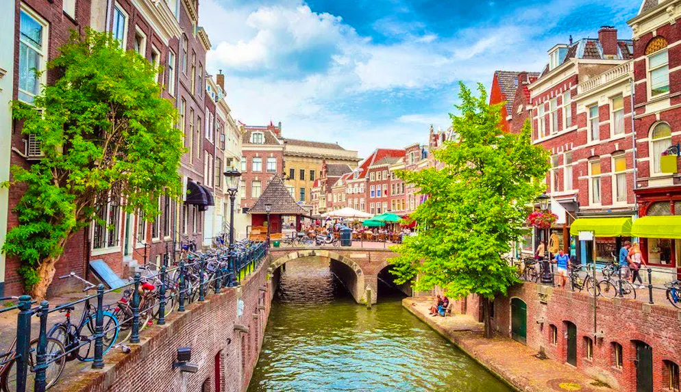 Ecco le dieci città più a misura di pedone al mondo. 3. POSTO: Utrecht si aggiudica la medaglia di bronzo e si presenta come la mecca del ciclismo dei Paesi Bassi. Con 360.000 abitanti, la città può essere più piccola di Amsterdam, ma supera la capitale in termini di percentuale di persone che vanno in bicicletta. Utrecht è addirittura in cima alla lista delle città con la più alta percentuale di ciclisti al mondo, anche se si colloca dietro a Copenaghen e Amsterdam in termini di facilità d'uso della bicicletta. Tuttavia, questa affascinante città non è solo ideale per essere esplorata su due ruote, ma anche a piedi.