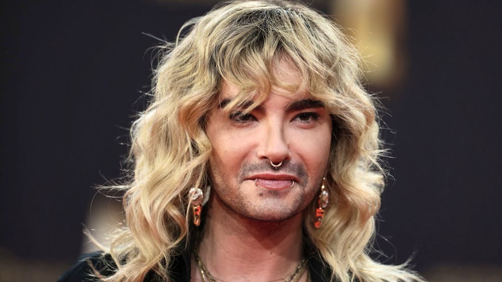 Thumb is green and blue. Bill Kaulitz injured on the ski slopes