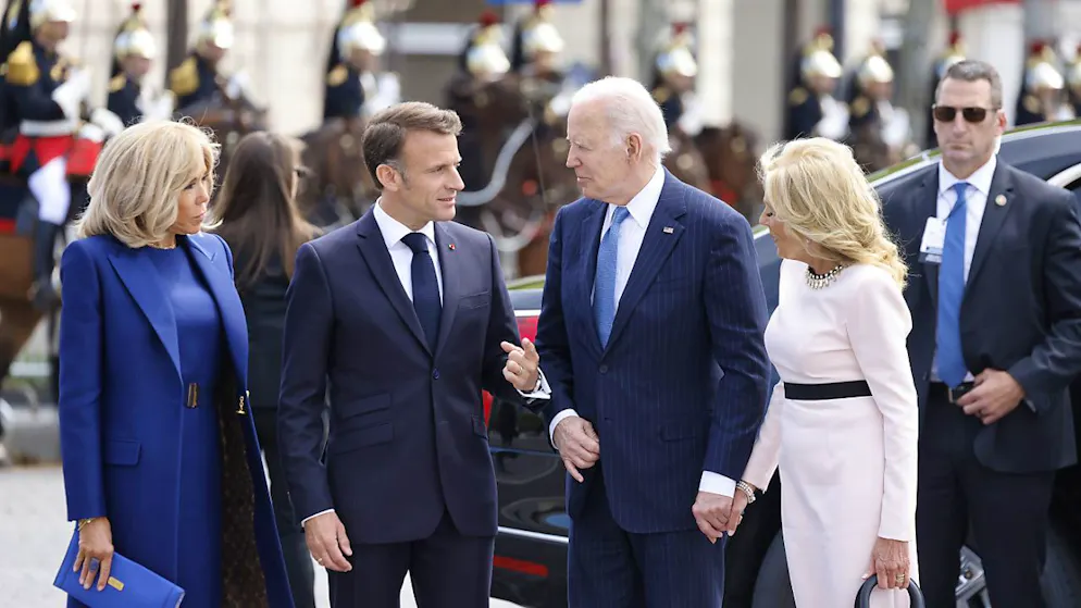 Francia - USA. Il presidente Biden accolto dal collega Macron all'Arco di Trionfo