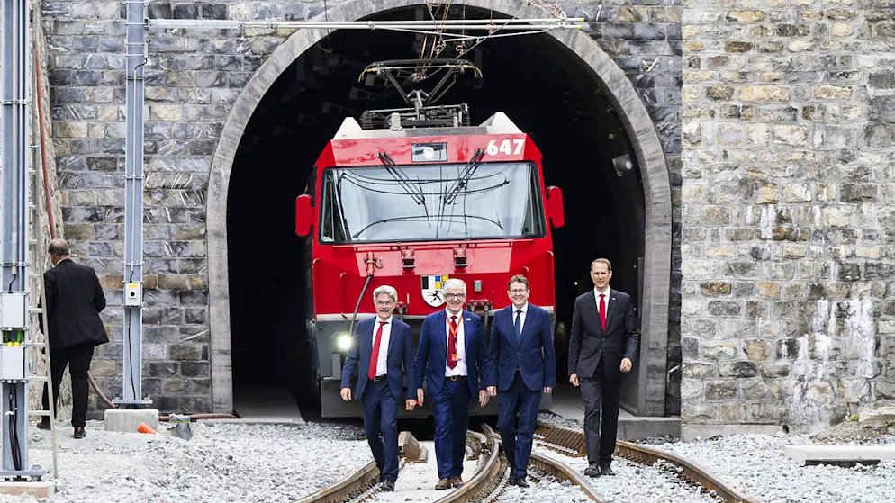Oggi il consigliere federale Abert Rösti (secondo da destra) ha inaugurato la nuova galleria dell'Albula, in Engadina. Con lui sulla foto Mario Cavigelli, presidente del CdA della Ferrovia retica, Jon Domenic Parolini, presidente dell'esecutivo grigionese e Renato Fasciati, direttore della FR.