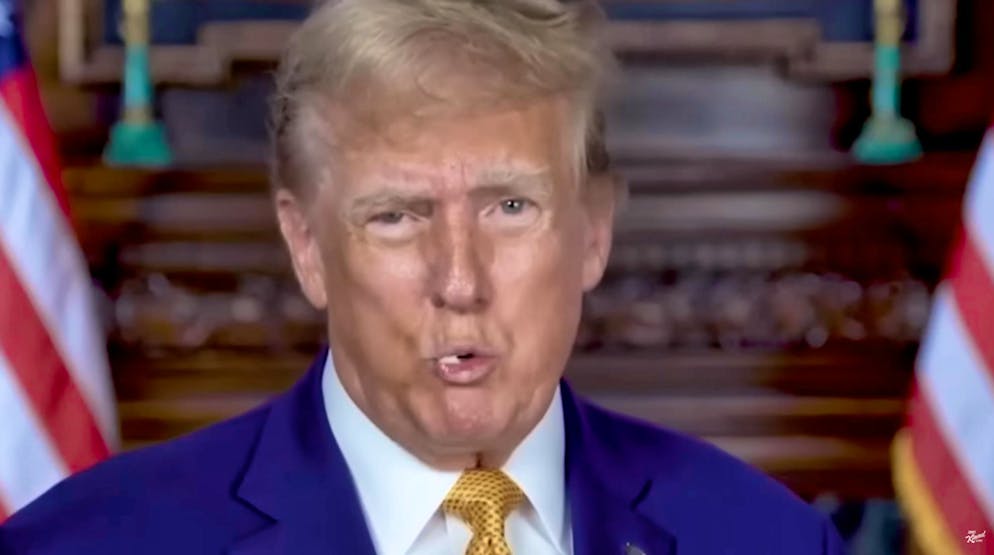 Donald Trump con la schiuma alla bocca.