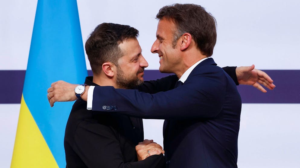 Der ukrainische Präsident Wolodymyr Selenskyj (l.) kommt mit Frankreichs Präsident Emmanuel Macron in Paris zusammen. (Archivbild)
