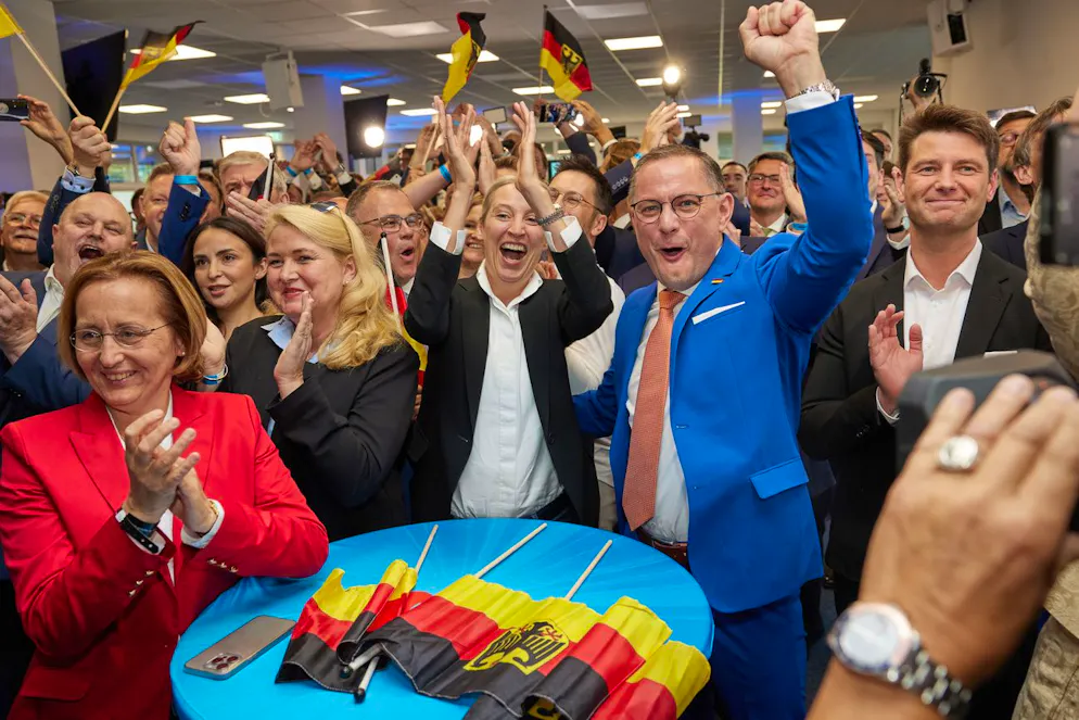 Alice Weidel e Tino Chrupalla, entrambi presidenti nazionali dell'AfD, esultano presso la sede del partito durante lo spoglio dei risultati per le elezioni europee.
