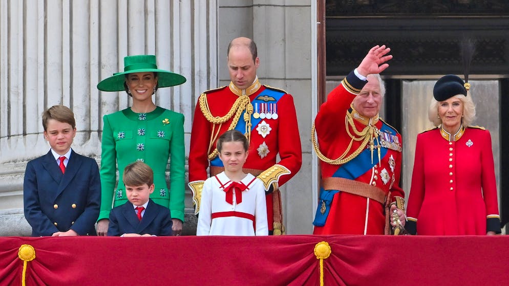 Militärparade in London. Kate entschuldigt sich und Charles darf nicht ausreiten