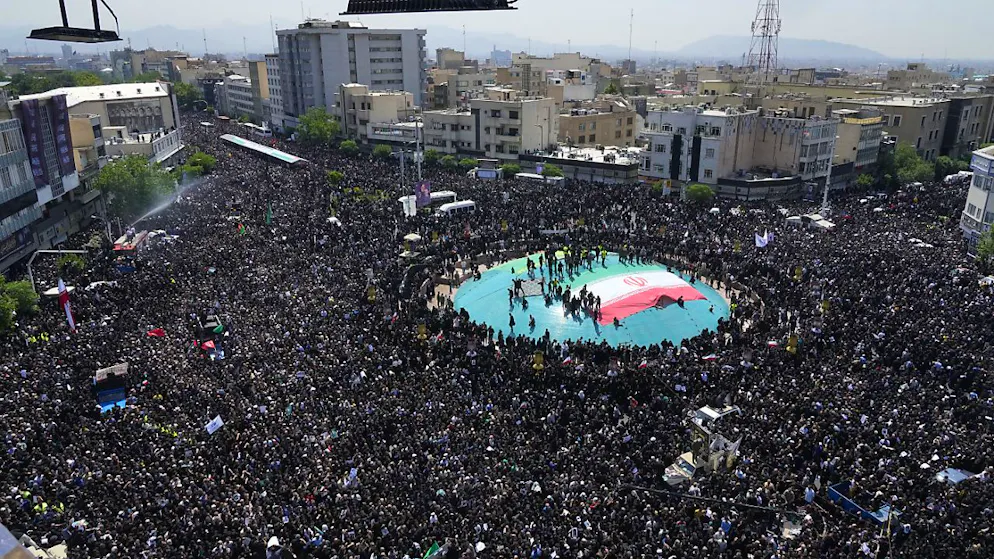 La folla ai funerali del presidente dell'Iran Ebrahim Raisi, morto lo scorso 19 maggio in un incidente di elicottero. (foto del 22 maggio 2024)