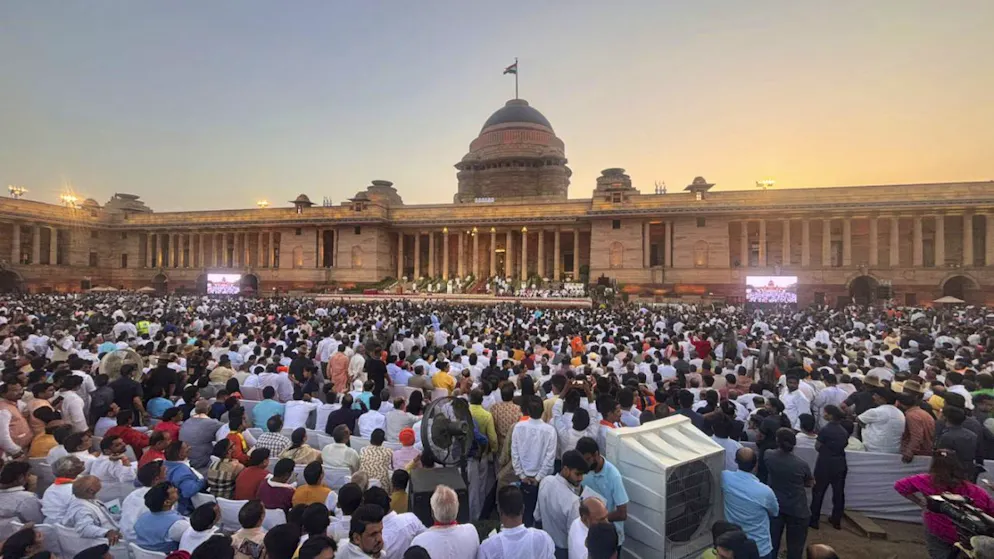 Narendra Modi ha giurato, è premier per la terza volta. La folla segue il giuramento del premier indiano Narendra Modi davanti al palazzo presidenziale a New Dehli.