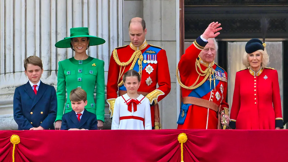 Dopo la tradizionale parata militare «Trooping the Colour», la famiglia reale britannica si presenta sul balcone di Buckingham Palace a Londra.