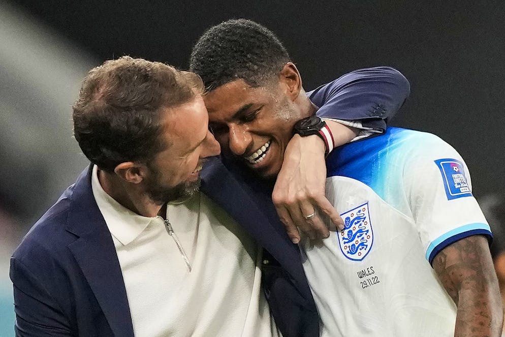 Marcus Rashford (destra) abbracciato dal ct dell'Inghilterra Gareth Southgate.