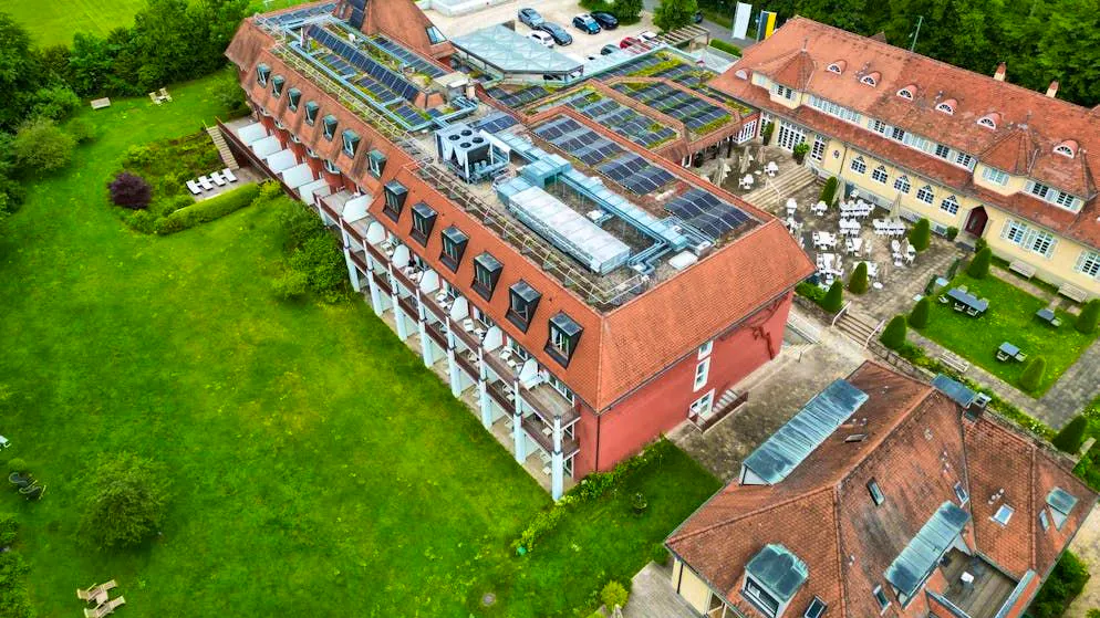 Tutto per la Nati. Campo da tennis, sauna e gran giardino: ecco l'hotel di Xhaka, Sommer & Co.
