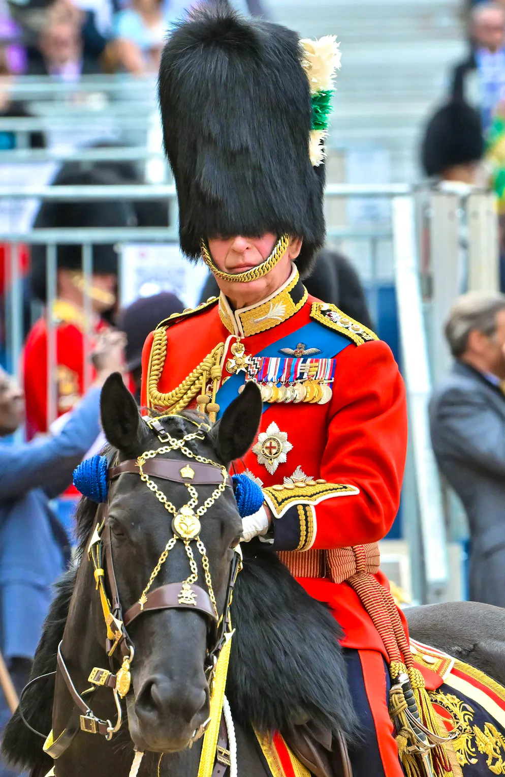 Sabato re Carlo intende partecipare alla parata militare «Trooping the Colour» nonostante il cancro. Tuttavia, non lo farà a cavallo come l'anno precedente, ma si muoverà in carrozza.