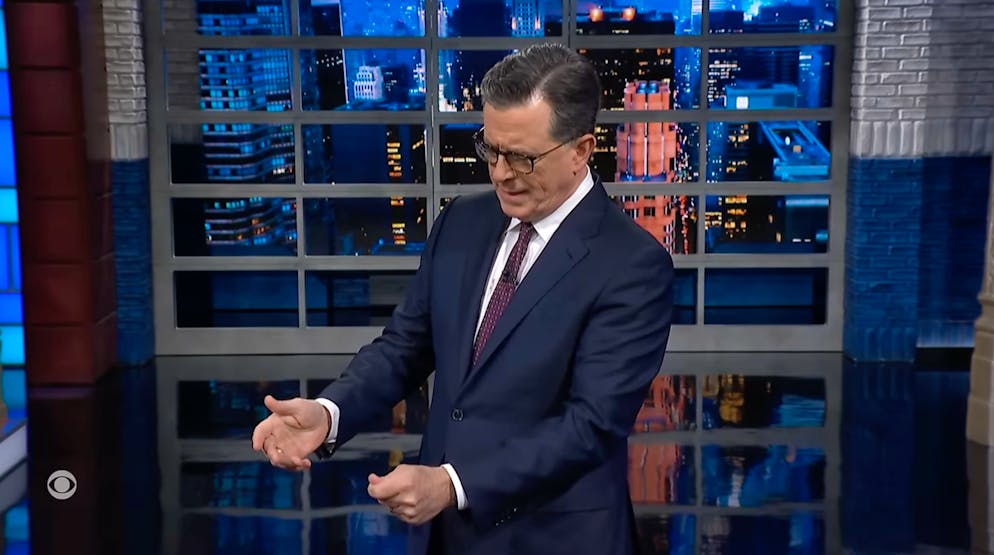 Colbert geht als Bewährungshelfer seine imaginären Unterlagen durch.