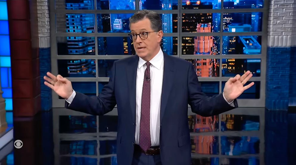 Wen Stephen Colbert hier imitiert, verrät seine Gestik.