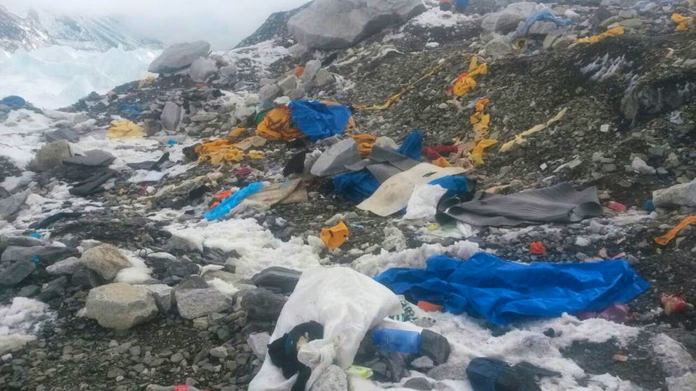 A stagione conclusa. L'esercito nepalese rimuove tonnellate di rifiuti, ma anche corpi, dall'Everest