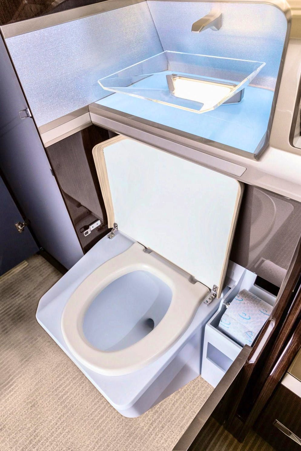 Il jet privato svizzero di Jeff Bezos. Lo spazio nella parte posteriore del jet è liberato dall'insolito design della toilette per una stiva sorprendentemente spaziosa.