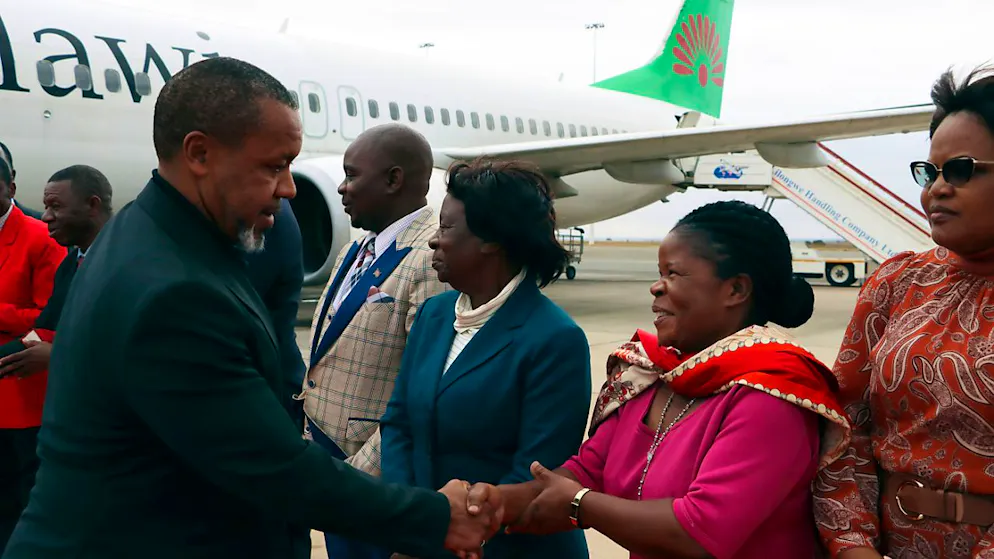Il vicepresidente del Malawi Saulos Chilima (qui a sinistra in una foto scattata appena domenica) non è sopravvissuto all'incidente.