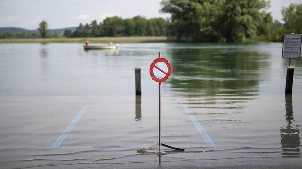 I parcheggi sul lungolago di Gottlieben (TG) sono sommersi dalle acque. Le passeggiate sono severamente vietate