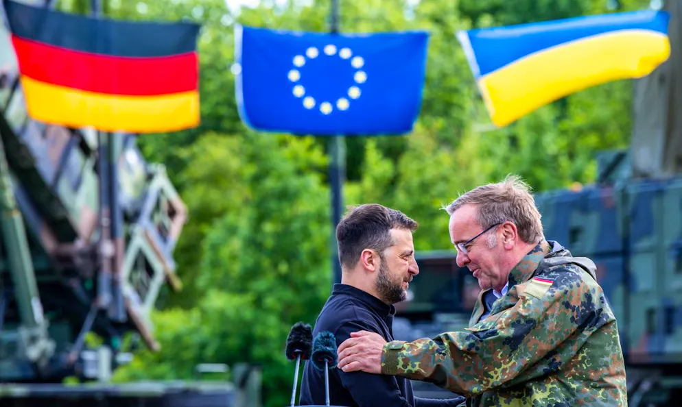 Il presidente dell'Ucraina Volodymyr Zelensky (a sinistra) e il ministro della Difesa tedesco Boris Pistorius 