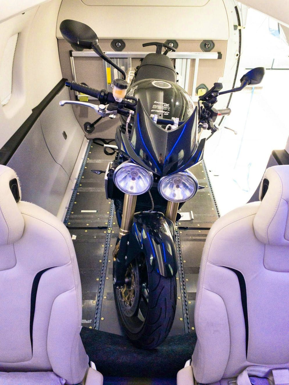 Il jet privato svizzero di Jeff Bezos. Una parola sulla stiva di carico, o meglio una sua foto: vi si possono stivare fino a 1400 chilogrammi di carico, o una moto per eventuali acrobazie alla James Bond.