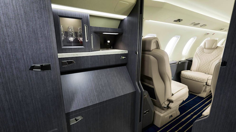 Il jet privato svizzero di Jeff Bezos. La prima cosa che Jeff Bezos vede dopo essere salito a bordo del suo jet compatto è una cucina estremamente piccola, che a prima vista ha spazio solo per qualche bicchiere di champagne e un frigorifero.